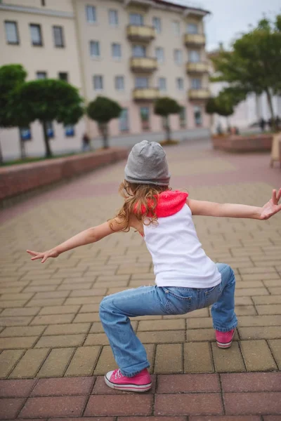 Kleines Mädchen tanzt auf der Straße — Stockfoto
