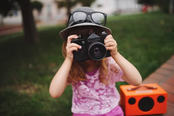 Pequena menina hipster com grandes óculos — Fotografia de Stock