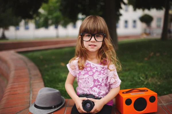 Liten hipster flicka med stora glasögon — Stockfoto