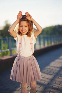 Yaz parkındaki tatlı küçük kız.