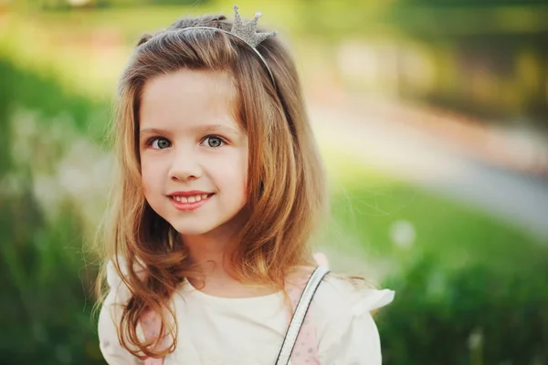 Yaz parkındaki tatlı küçük kız. — Stok fotoğraf