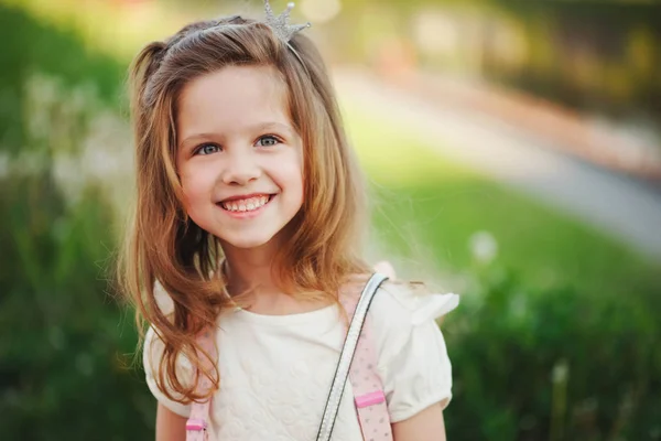 Cute little girl in summer park — Stock Photo, Image