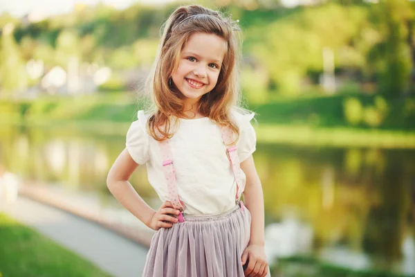 Schattig klein meisje in de zomer park — Stockfoto