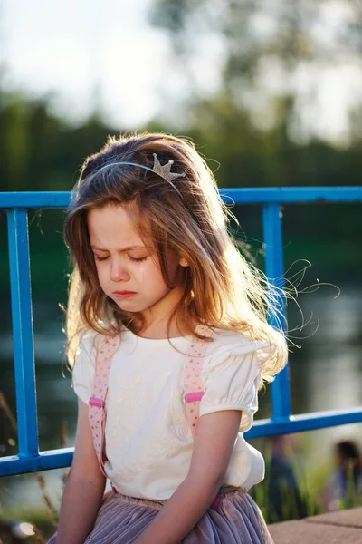 Милая маленькая плачущая девочка с диадемой — стоковое фото