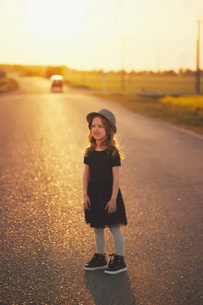 Bela menina moderno olhar elegante — Fotografia de Stock