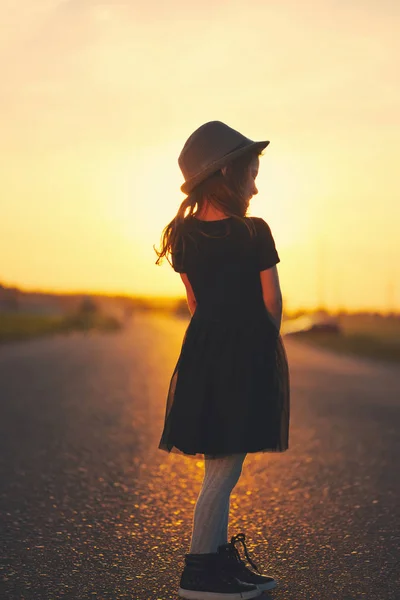 Bela menina moderno olhar elegante — Fotografia de Stock