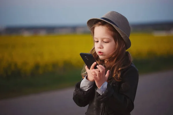 Küçük kız ile smartphone — Stok fotoğraf