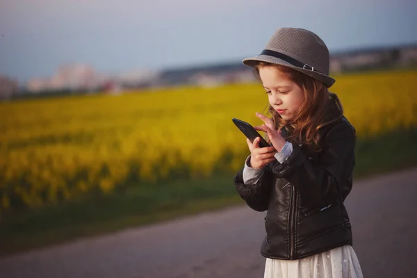 Bambina divertente con smartphone — Foto Stock