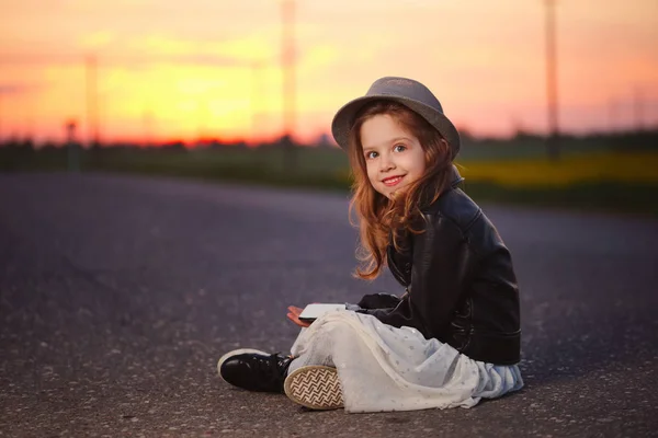 Petite fille drôle avec smartphone — Photo