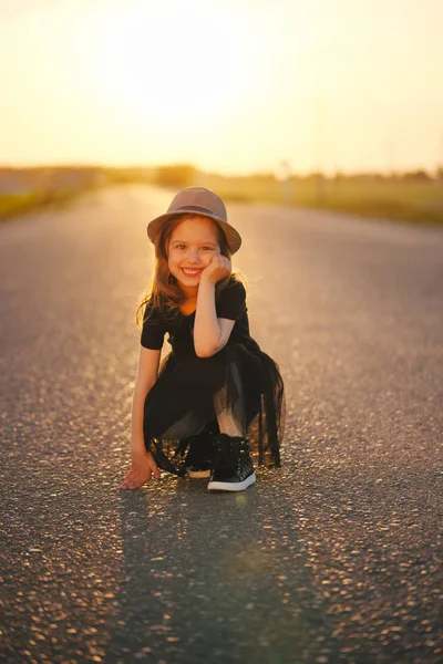 Bela menina moderno olhar elegante — Fotografia de Stock