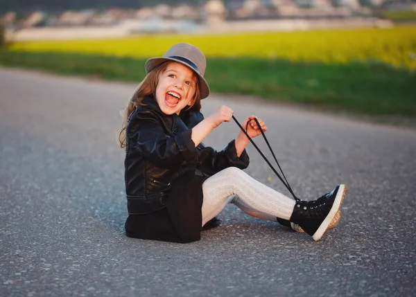 Schöne Mädchen modernen modischen Look — Stockfoto