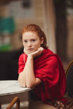 kafede bir masada bekleyen kız