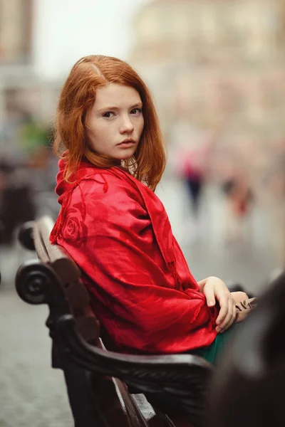 Krásná mladá dívka na lavičce — Stock fotografie