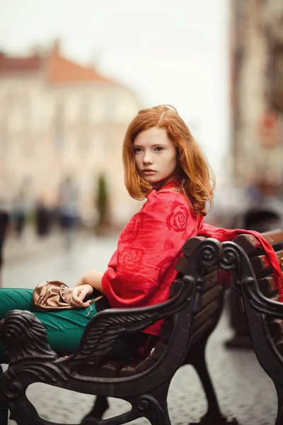 Молодая красивая девушка на скамейке — стоковое фото