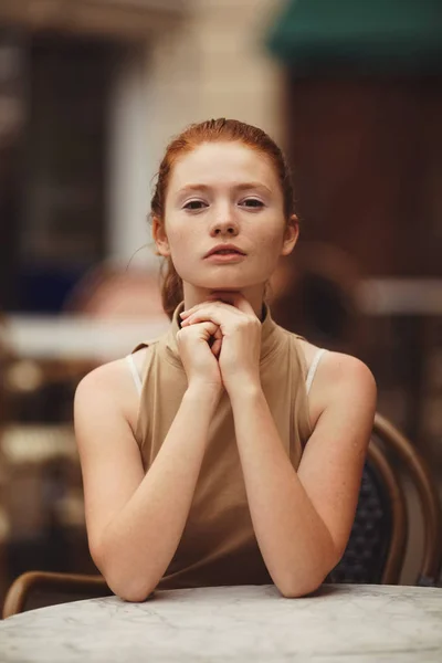 Chica esperando en una mesa en la cafetería — Foto de Stock