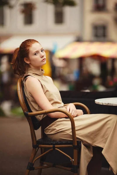 Девушка ждет за столом в кафе — стоковое фото