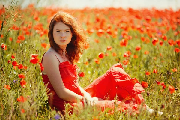 Gyönyörű lány a mák mező — Stock Fotó
