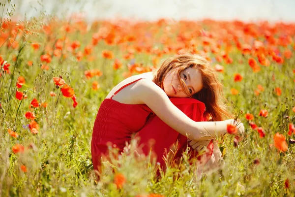 Hermosa chica en campo de amapola — Foto de Stock