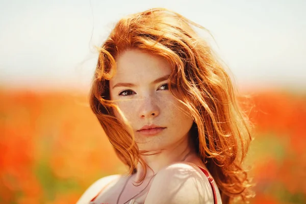 Beautiful girl in poppy field — Stock Photo, Image