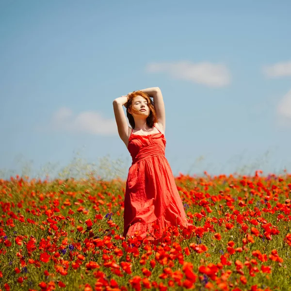 年轻的女孩在罂粟的领域 — 图库照片