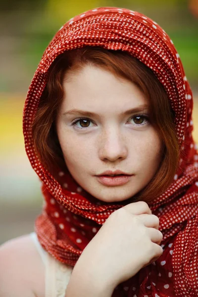 Mujer joven al aire libre retrato — Foto de Stock