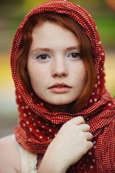 Mujer joven al aire libre retrato —  Fotos de Stock