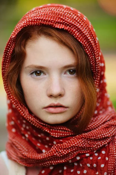 Mladá žena venku portrét — Stock fotografie
