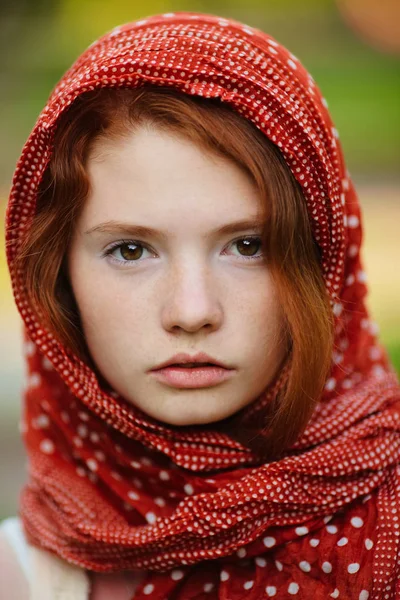 Jeune femme portrait en plein air — Photo