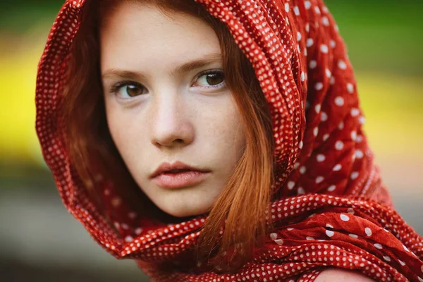若い女性屋外肖像画 — ストック写真