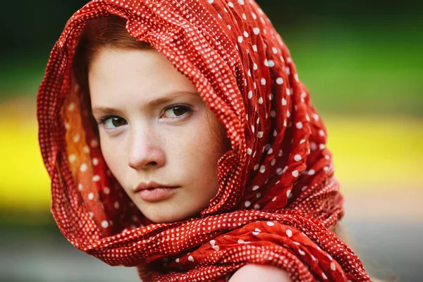 Портрет молодой женщины на улице — стоковое фото
