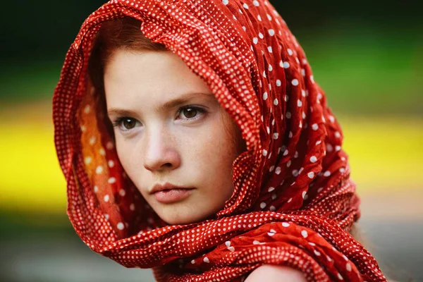 Mladá žena venku portrét — Stock fotografie