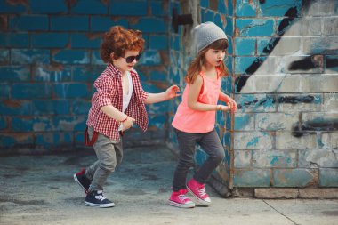 hippi erkek ve kız parkta