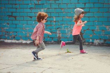 hippi erkek ve kız parkta