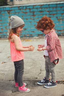 hippi erkek ve kız parkta