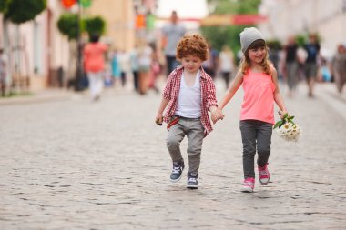 erkek ve kız sokakta yürüme