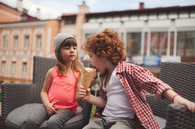 mutlu erkek ve kız dondurma ile