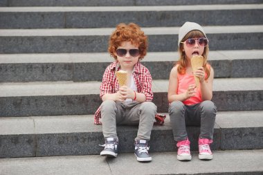 mutlu erkek ve kız dondurma ile