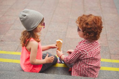 mutlu erkek ve kız dondurma ile