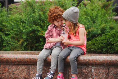 mutlu çocuk ve kokteyl ile kız