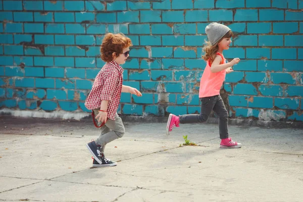 Hipster menino e menina no parque — Fotografia de Stock