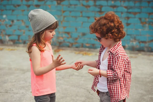 Hipster menino e menina no parque — Fotografia de Stock