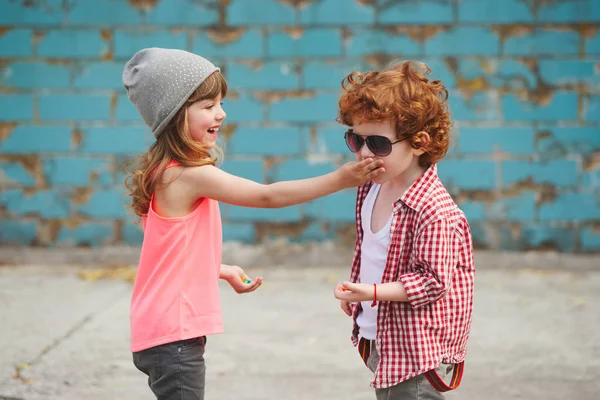 Hipster boy and girl in park — Stock Photo, Image