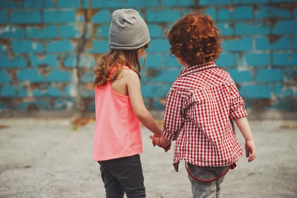 Hipster chico y chica en parque — Foto de Stock