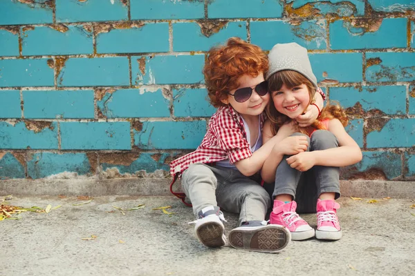 Hipster menino e menina no parque — Fotografia de Stock