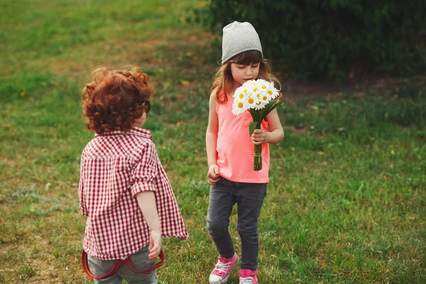 Hipster menino e menina no parque — Fotografia de Stock