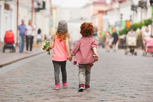 Menino e menina andando na rua — Fotografia de Stock