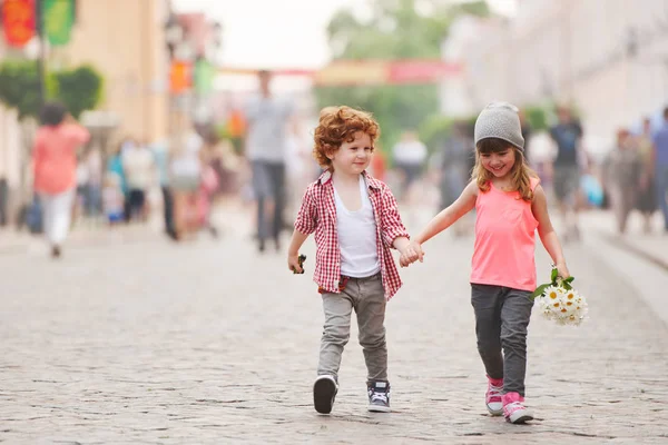 Garçon et fille marchant dans la rue — Photo