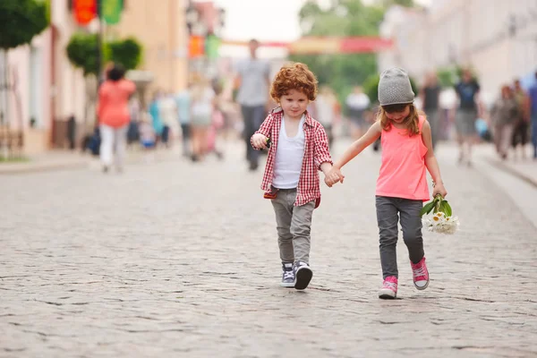 Мальчик и девочка идут по улице — стоковое фото
