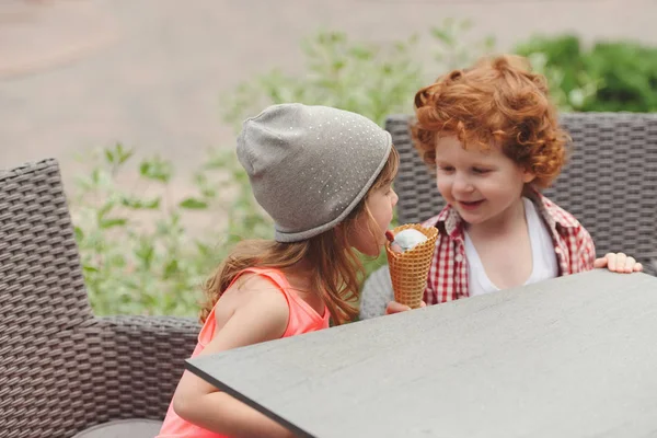 Šťastný chlapec a dívka s icecream — Stock fotografie