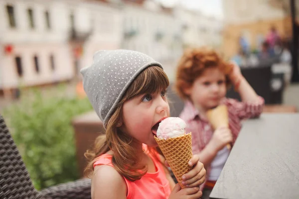 Happy boy and girl with icecream — Stock Photo, Image